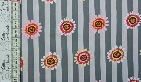 Kaffe Fasset patchwork stof med lyse og mrkegr striber og sde rde blomster placeret i et mnster over striberne