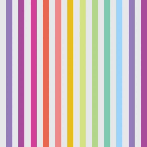 Patchworkstof med regnbuefarvede striber p� lys gr� baggrund