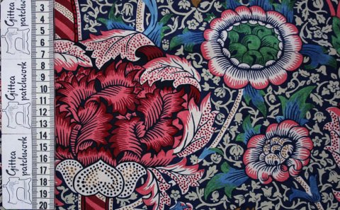 Smukt r�dt og bl�t patchworkstof fra William Morris med fint detaljerede blomster i klassisk design